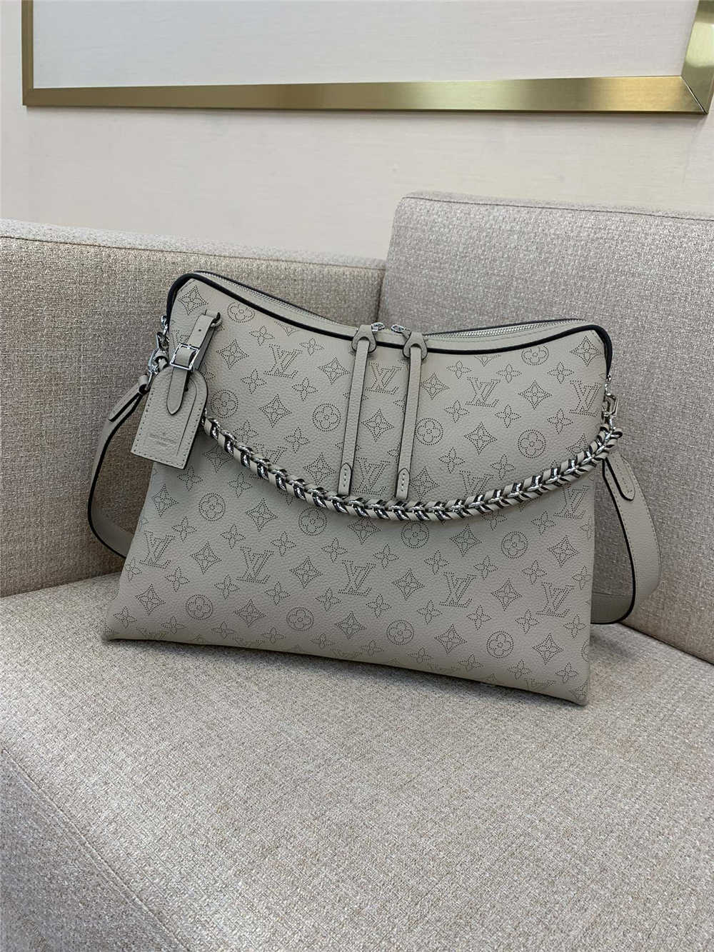 Louis Vuitton HAND IT ALL  M24133  size：32x29x13cm 2025 new 